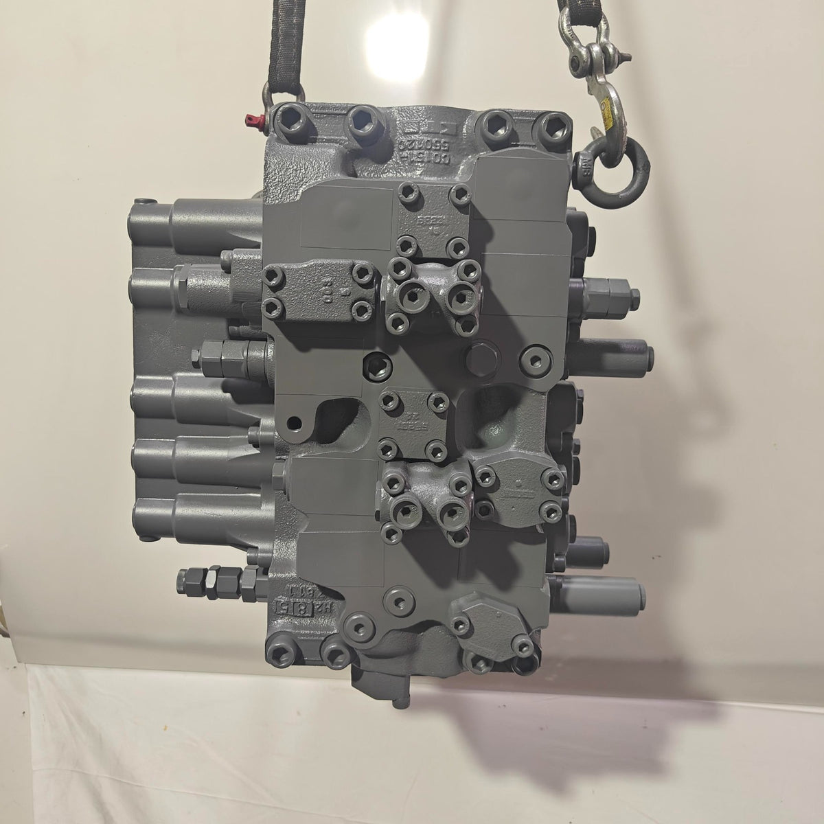 Valve de contrôle principale John Deere / Hitachi 4629348 (Main Control Valve) – remanufacturée – 2454D, 270DLC, 2954D, Zaxis