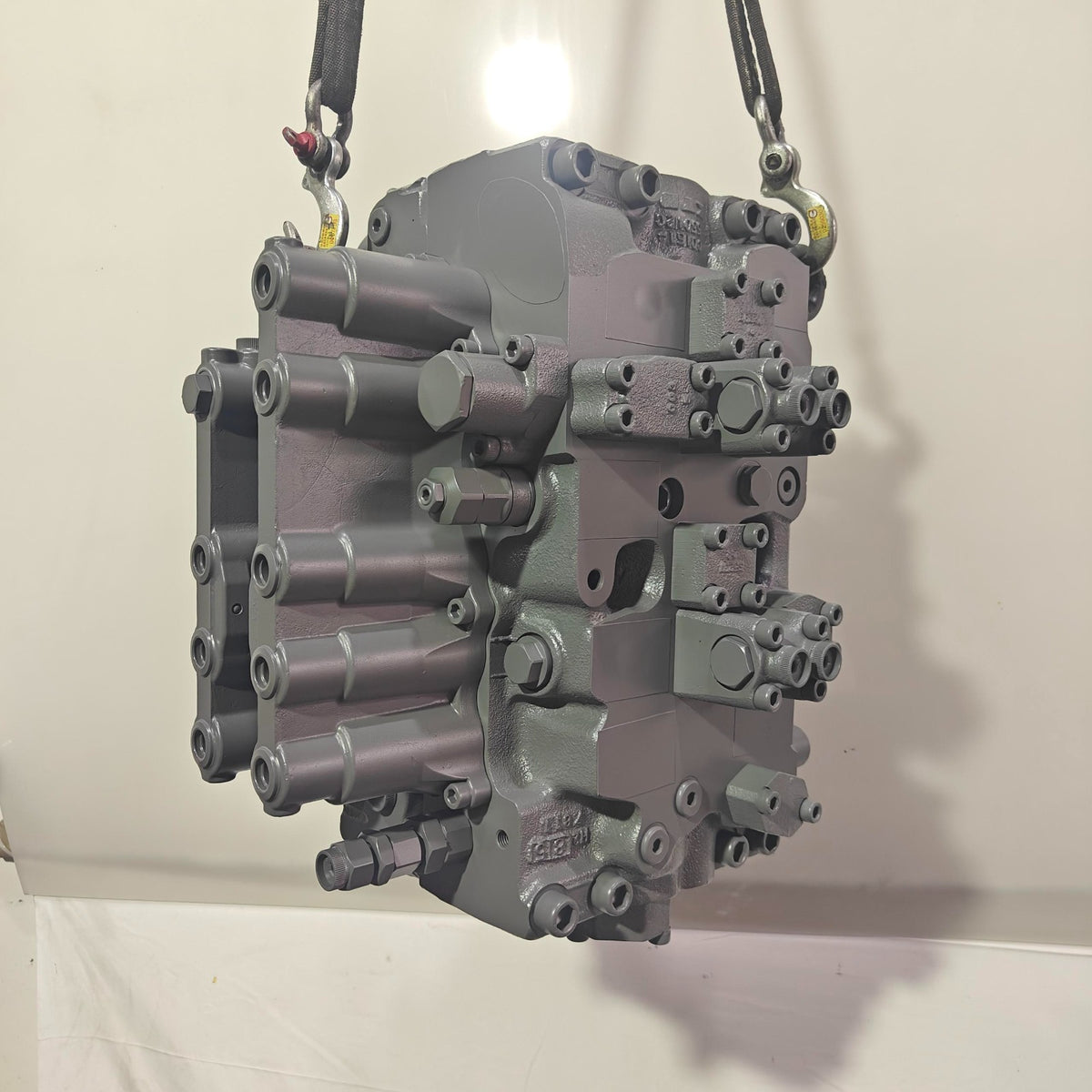 Valve de contrôle principale John Deere / Hitachi 4629348 (Main Control Valve) – remanufacturée – 2454D, 270DLC, 2954D, Zaxis